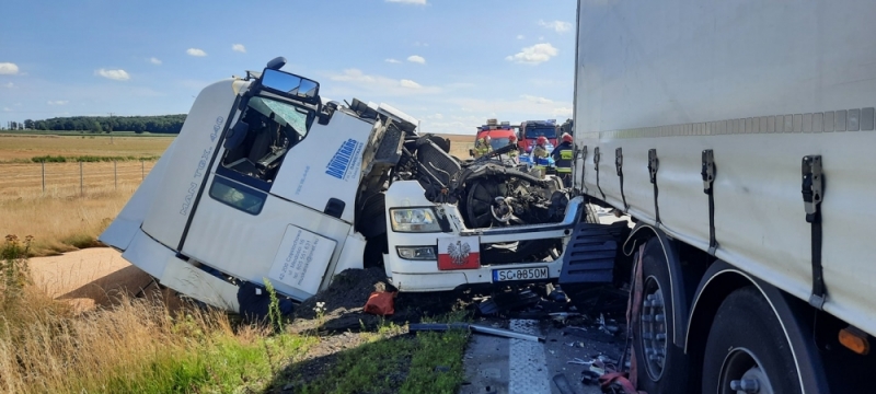 Groźny wypadek na A4. Zderzyły się 3 ciężarówki [FOTO] - fot. OSP Zagrodno