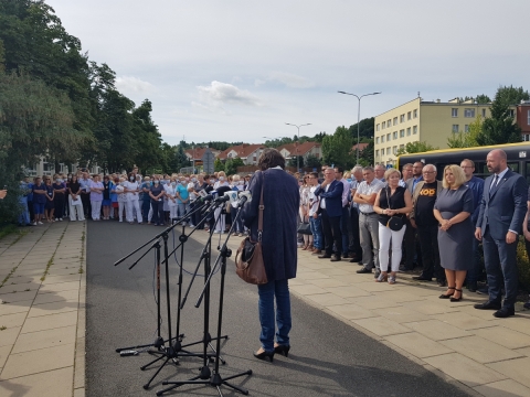Załoga wałbrzyskiego szpitala staje w obronie odwołanej dyrektor. Zarząd województwa nieugięty. - 5