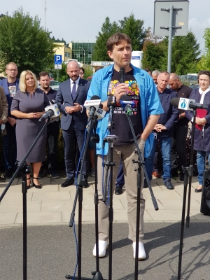 Załoga wałbrzyskiego szpitala staje w obronie odwołanej dyrektor. Zarząd województwa nieugięty. - 6