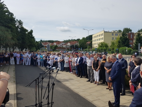 Załoga wałbrzyskiego szpitala staje w obronie odwołanej dyrektor. Zarząd województwa nieugięty. - 9