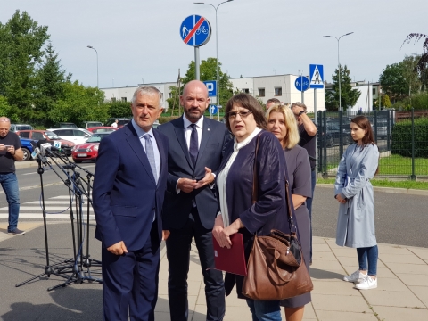Załoga wałbrzyskiego szpitala staje w obronie odwołanej dyrektor. Zarząd województwa nieugięty. - 10