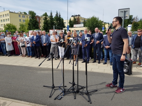 Załoga wałbrzyskiego szpitala staje w obronie odwołanej dyrektor. Zarząd województwa nieugięty. - 2