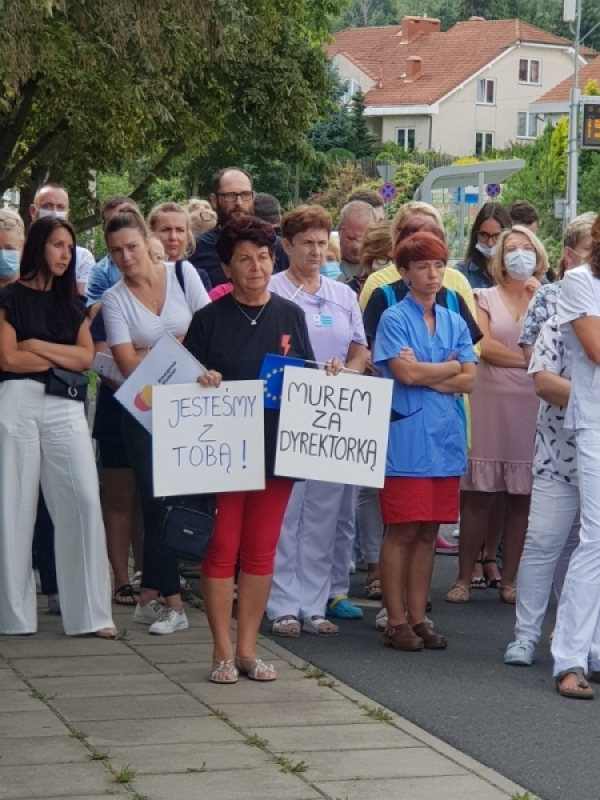 Petycja ws. zwolnionej dyrektor wałbrzyskiego szpitala wręczona marszałkowi - zdjęcia z pikiety w obronie dyrektor
