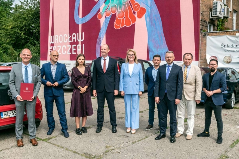 Namalowali "Kolibry wiążące wirusa". By przekonać nieprzekonanych - fot. materiały prasowe