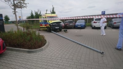 Rozbite samochody, przewrócona lampa. Kolizja karetki przed wrocławskim szpitalem