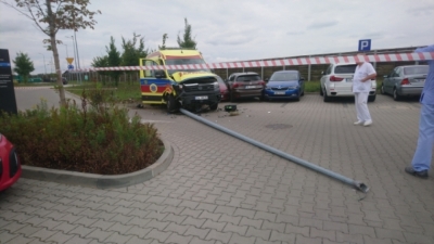 Rozbite samochody, przewr&oacute;cona lampa. Kolizja karetki przed wrocławskim szpitalem