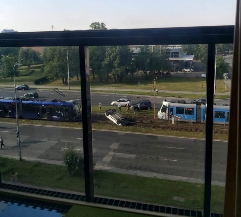 Wrocław: Przewrócone auto na torowisku [AKTUALIZACJA] - fot. Karolina Małas