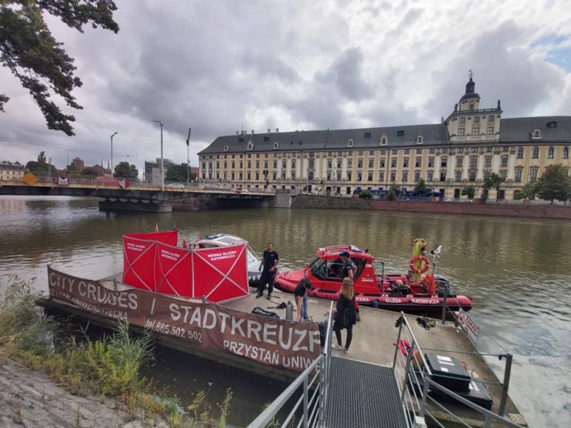 Wodna Służba Ratownicza wydobyła ciało z Odry - fot. Wodna służba Ratownicza