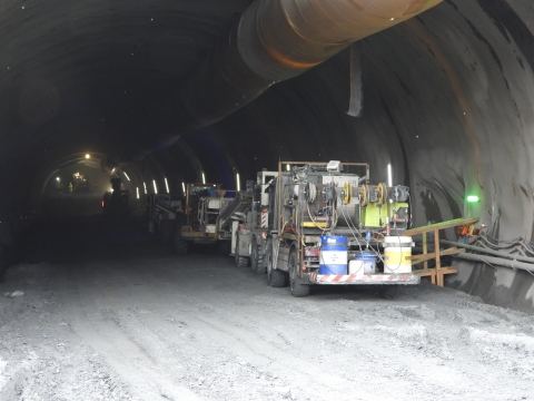 Budowa jednego z najdłuższych tuneli drogowych w Polsce już na półmetku [ZDJĘCIA] - 6