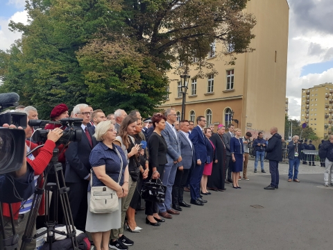 Mateusz Morawiecki odsłonił we Wrocławiu tablicę poświęconą Lechowi Kaczyńskiemu  - 0