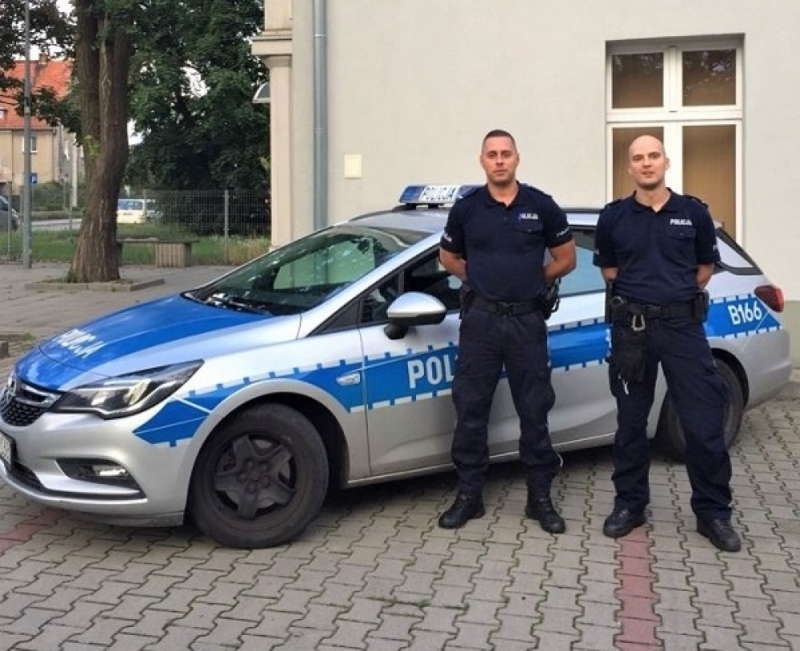 Wrocław: Ciężarna leżała na chodniku. Uratowali ją policjanci - fot. Policja