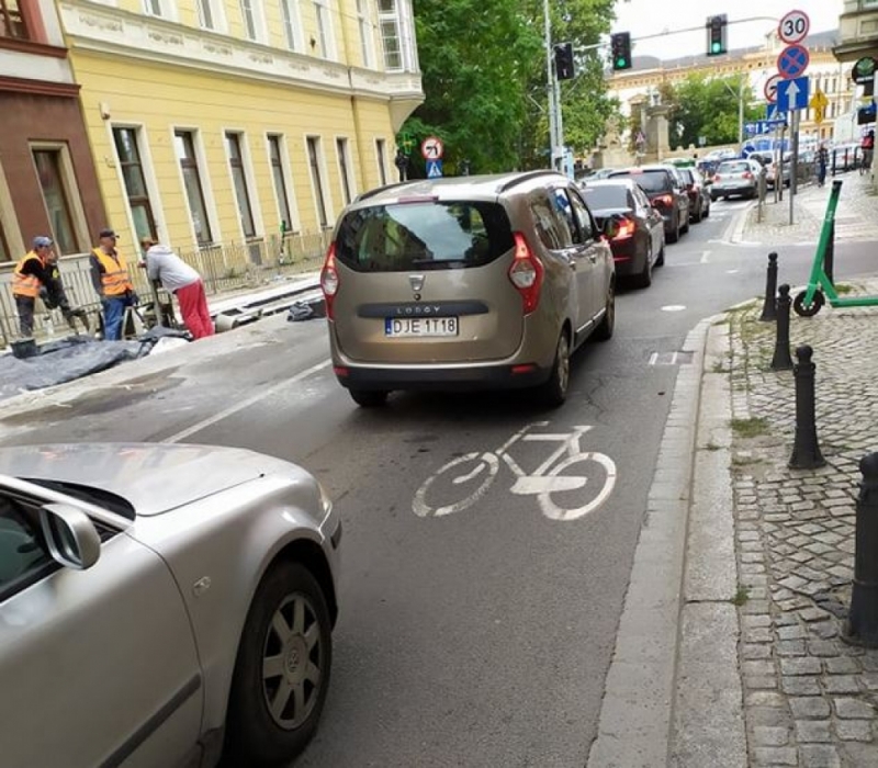 Przez przypadek powstał pas rowerowy na ul. Św. Mikołaja we Wrocławiu - fot. @RowerowyWRO