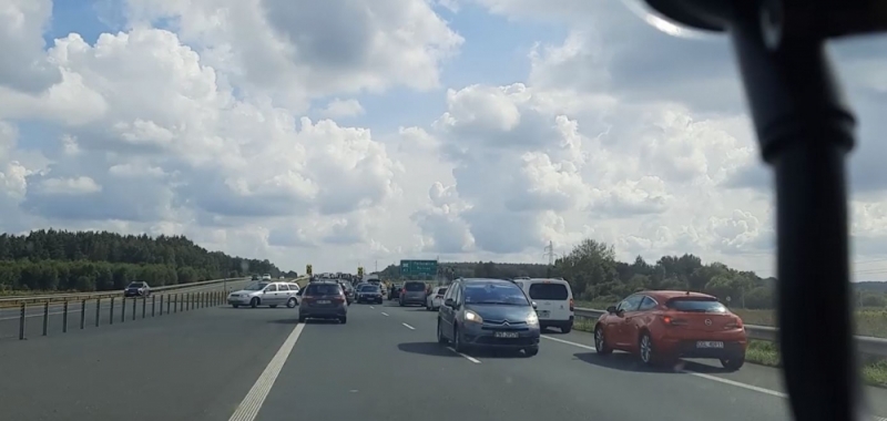 Zawracają na S3 i jadą pod prąd korytarzem życia [FILM] - fot. screen z FB