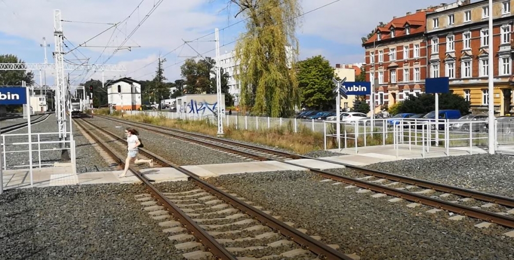 Krok od tragedii. W Lubinie, mimo licznych apeli, ludzie przebiegają tuż przed pociągiem [ZOBACZ] - fot. screen