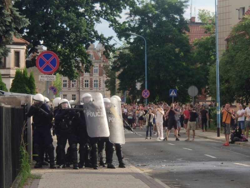"To ty masz te zwłoki na pokładzie?" Nowe informacje ws. śmierci 34-latka z Lubina - Po śmierci 34-latka w Lubinie doszło do zamieszek (fot. RW)