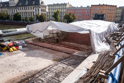 Trwa oczyszczanie zabytkowych elementów Mostów Pomorskich [ZDJĘCIA] - 3
