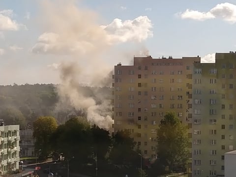 Bolesławiec: Pożar w 11-piętrowym budynku. Mieszkanie doszczętnie spłonęło [ZDJĘCIA] - 4