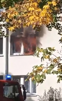Bolesławiec: Pożar w 11-piętrowym budynku. Mieszkanie doszczętnie spłonęło [ZDJĘCIA] - 1