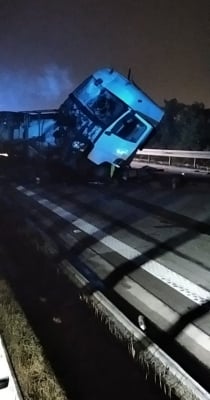 A4 zablokowana do Zgorzelca. Spłonęły dwie ciężarówki, jedna z dezodorantami  - 1