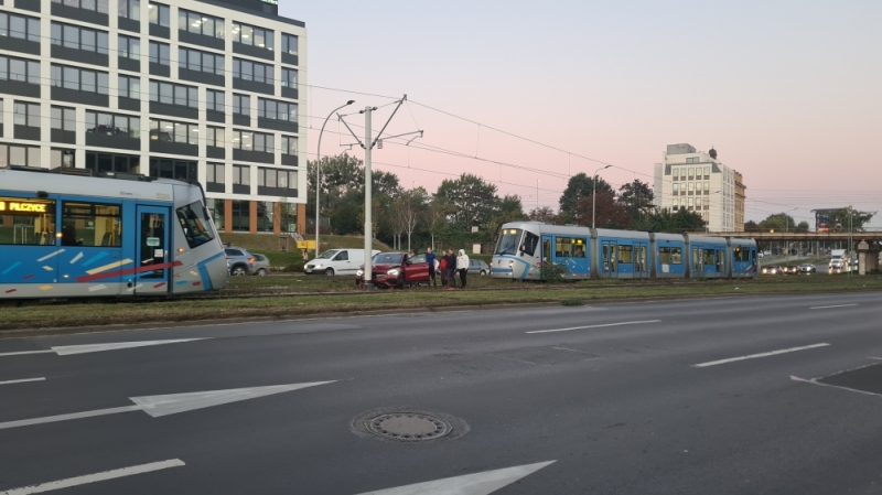 Samochód zablokował torowisko na ul. Legnickiej - fot. Adam Sorbian