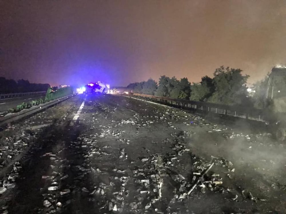 Autostrada A4 w kierunku Zgorzelca wreszcie odblokowana! - fot. Komenda Miejska Państwowej Straży Pożarnej w Legnicy