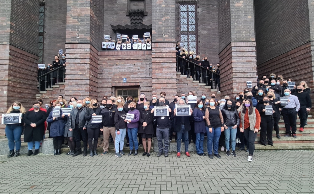 Pracownicy cywilni policji chcą podwyżek. Protest przed komendą wojewódzką - fot. Beata Makowska