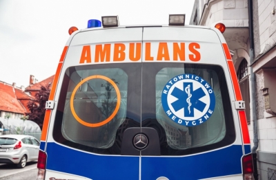 Pacjent wypadł z karetki podczas transportu. W Świdnicy ruszył proces w tej sprawie