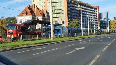 Wykolejony tramwaj przy ulicy Legnickiej