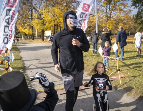 Bieg Halloween Radia Wrocław. Sportowa rywalizacja z przymrużeniem oka [ZDJĘCIA] - 85