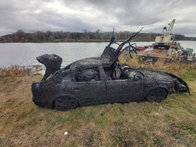 Auto sił NATO  zatopione w Odrze wyciągnięto na brzeg