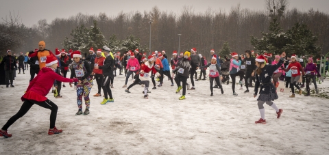 Prawie 200 osób pobiegło w Mikołajkowym biegu Radia Wrocław [ZDJĘCIA] - 128