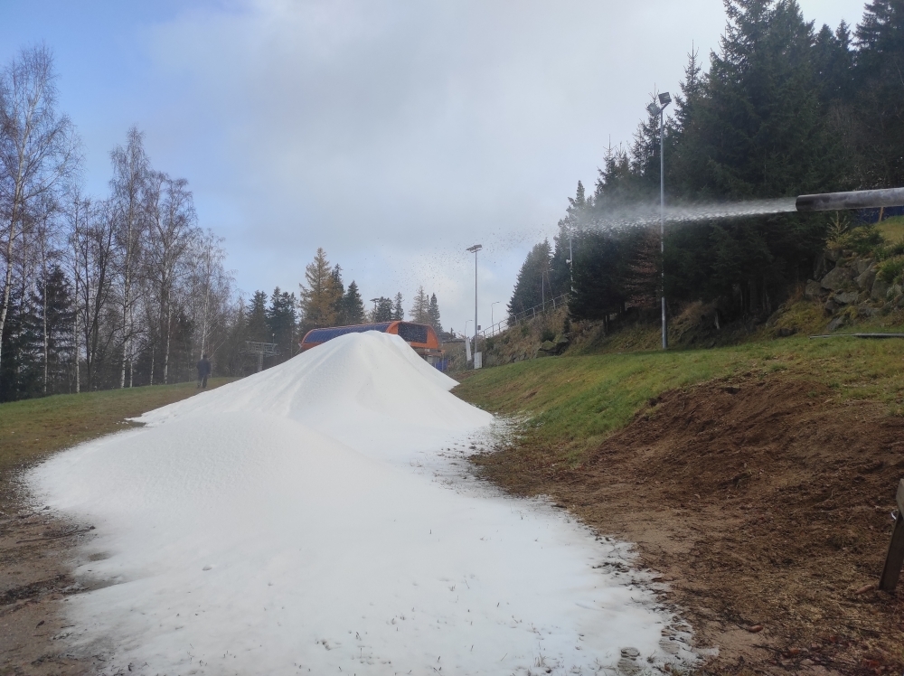Pierwsze stacja narciarskie już produkują sztuczny śnieg - fot. Piotr Słowiński