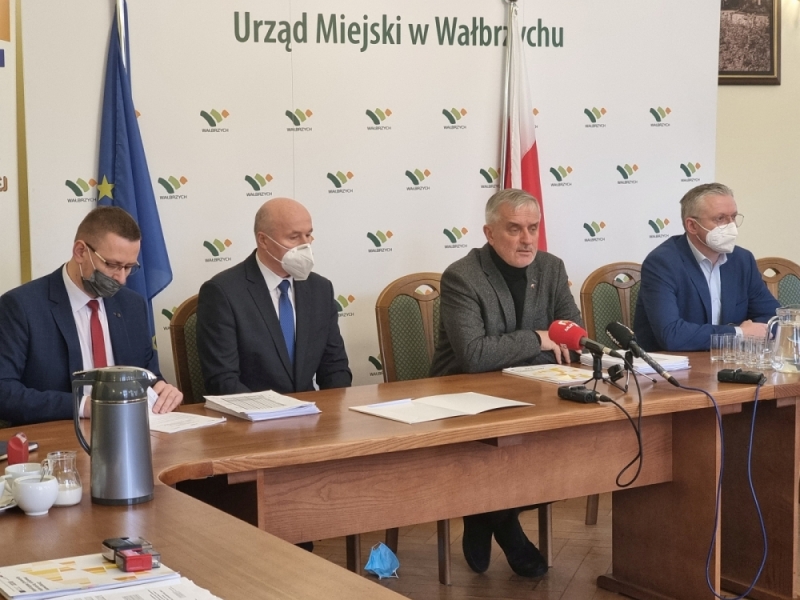 Czarny Bór podpisał umowę o dofinansowanie budowy strefy aktywności gospodarczej - fot. Bartosz Szarafin