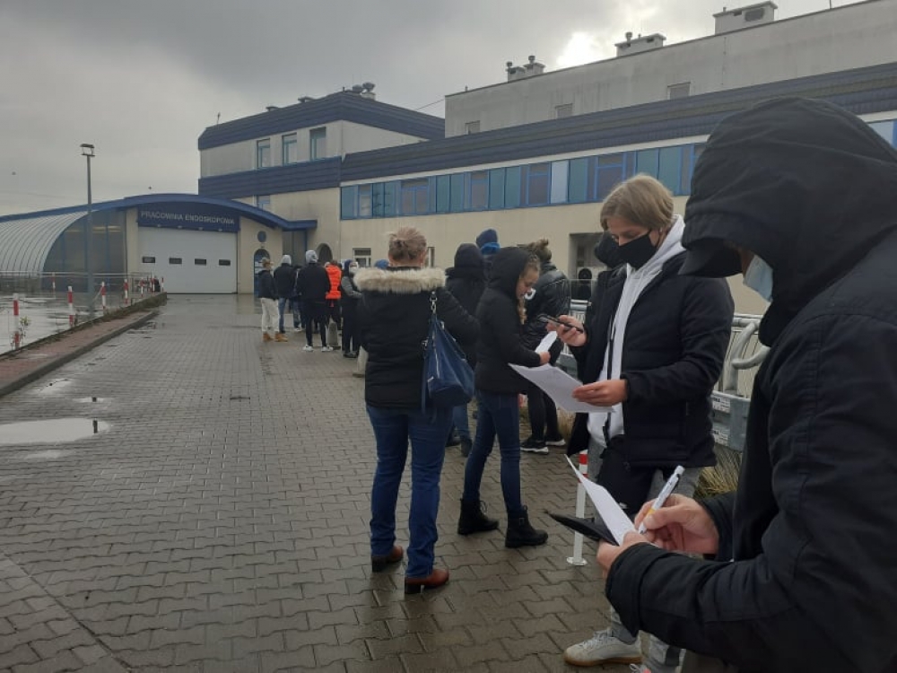 Kilkaset osób dziennie wykonuje testy na COVID-19. Czy da się to zrobić bez kolejki? - fot. Elżbieta Osowicz