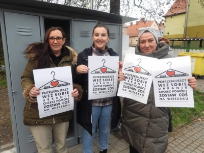 Złotoryja: "Potrzebujesz? Weź sobie. Chcesz pom&oacute;c? Zostaw coś na wieszaku"