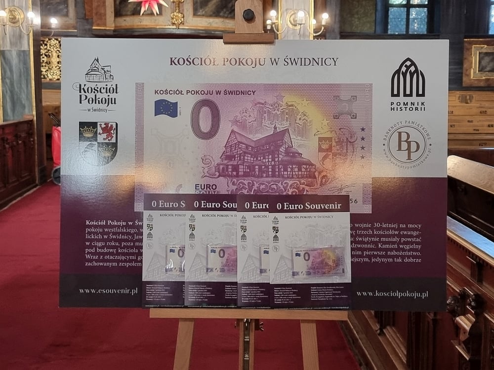 Wizerunek Kościoła Pokoju w Świdnicy trafił na banknot pamiątkowy o nominale 0 euro - fot. Bartosz Szarafin