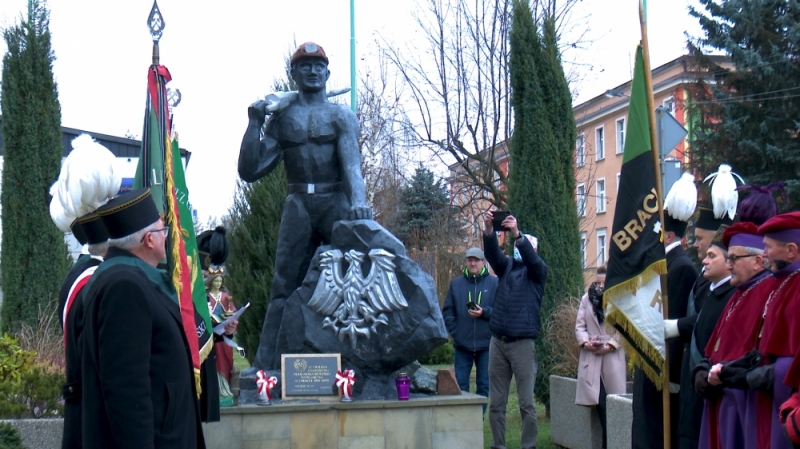 Barbórka w Nowej Rudzie. Mieszkańcy zebrali się pod Pomnikiem Trudu Górniczego - fot. Jarosław Wrona