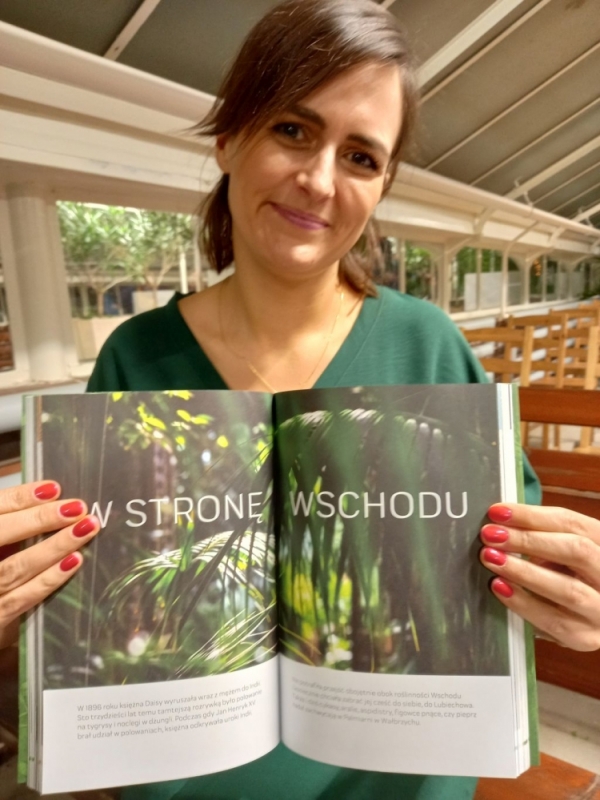 Książka o wałbrzyskiej palmiarni. Autorka pokazuje, jak  hodować egzotyczne rośliny - fot. Barbara Szeligowska