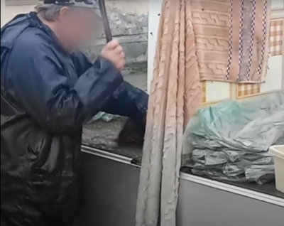 Sprzedaż karpia na Świebodzkim: Ryba z chodnika, ogłuszona pałką, w reklam&oacute;wce bez wody