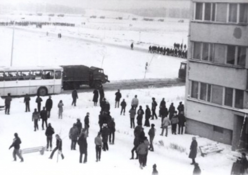 Mija 40 lat od pacyfikacji strajku w kopalni "Rudna" - fot.: z arch. NSZZ "Solidarność" (Polkowice 17 grudnia 1981 r. W tle widać kolumny górników wprowadzanych do miasta pod nadzorem oddziałów ZOMO.)
