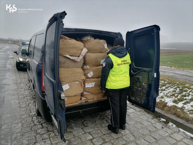 SG i KAS przejęli transport nielegalnego tytoniu o wartości 380 tys. zł - fot. KAS