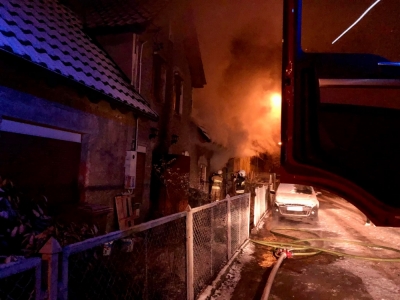 Pożar domu jednorodzinnego w Przemkowie. Ranny jeden ze strażaków