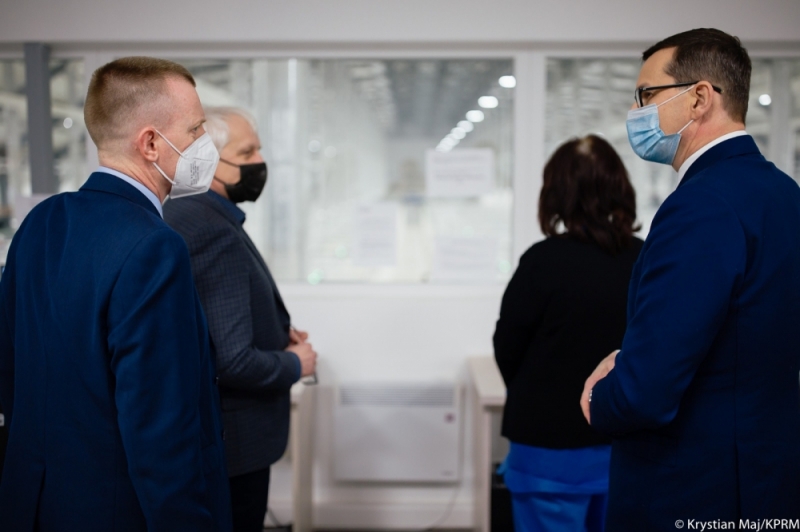 Premier Mateusz Morawiecki z wizytą w szpitalu tymczasowym we Wrocławiu - fot. KPRM