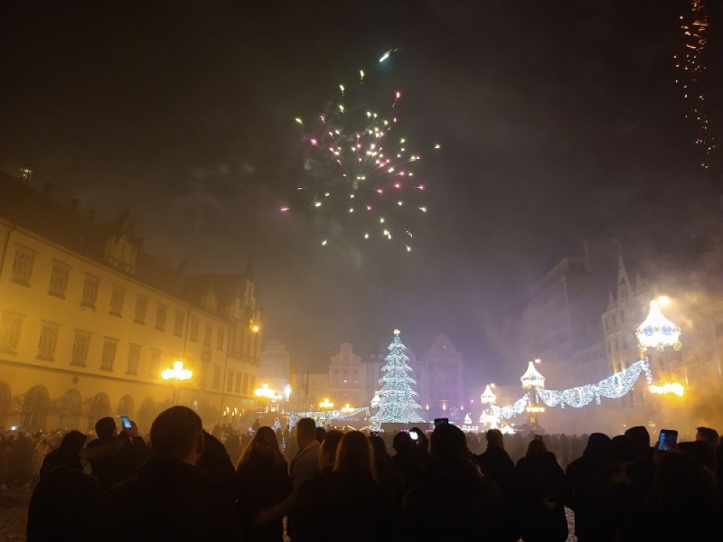 Mimo apeli wrocławianie przywitali nowy rok z hukiem fajerwerków - Fot: Andrzej Borek