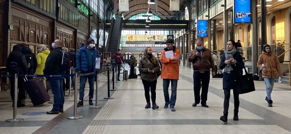 Dolnoślązacy wracają z wolnego! Na dworcach pomagają mobilni informatorzy - Fot: Martyna Czerwińska