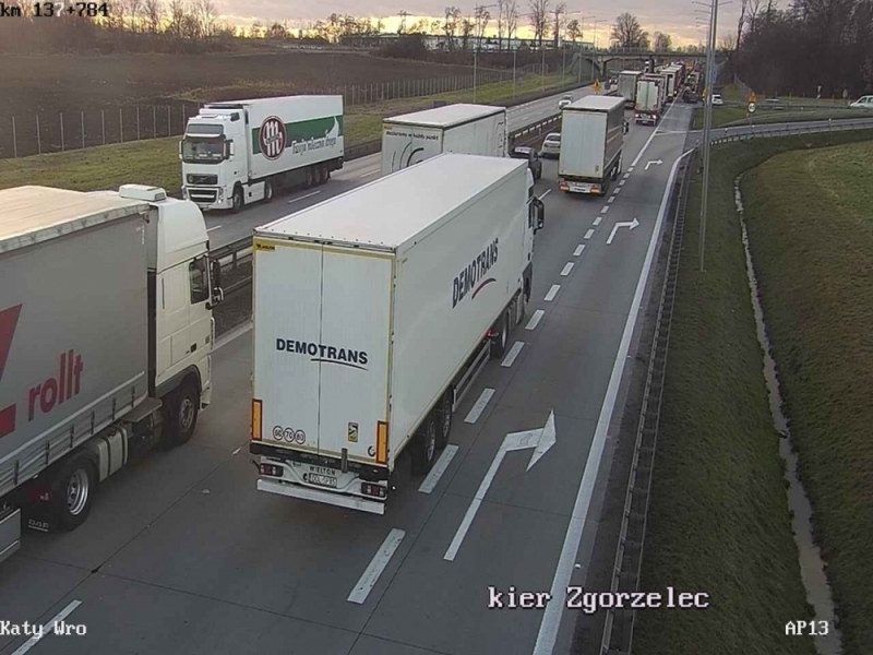 Wypadek 2 ciężarówek i busa na A4. Korek ma ponad 20 kilometrów [AKTUALIZACJA] - fot. GDDKiA