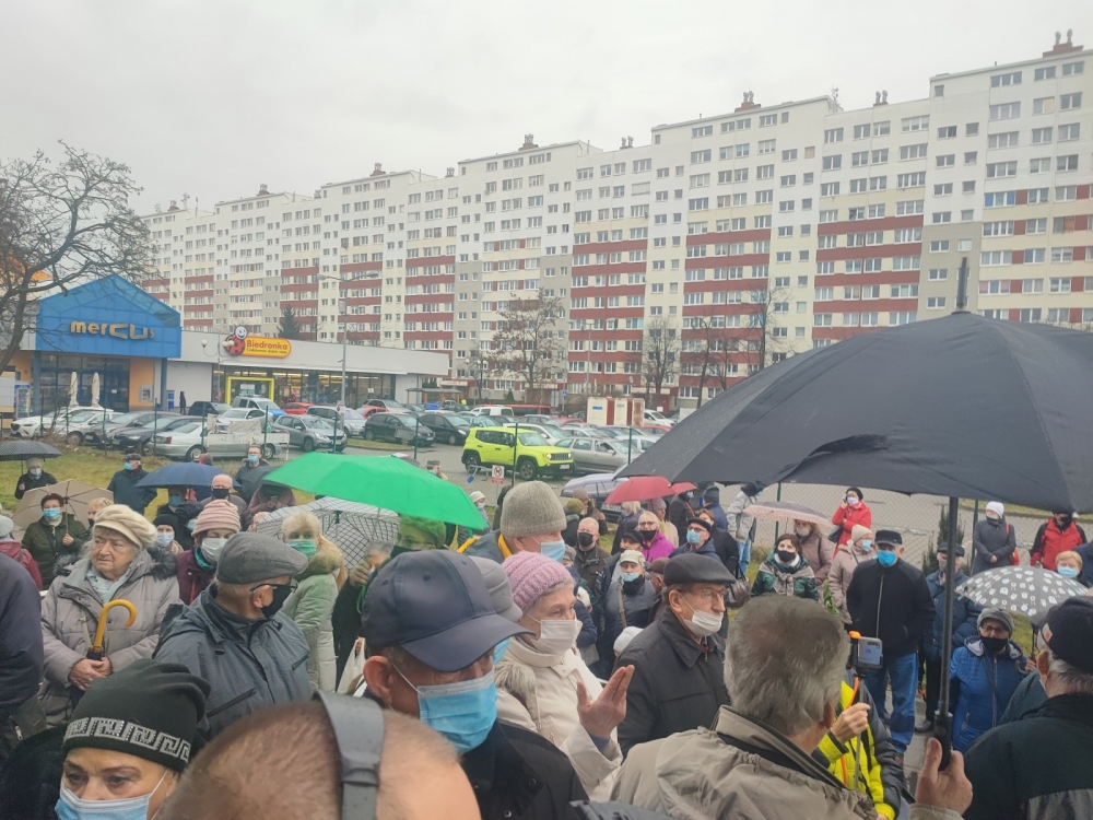 Legnica: Mieszkańcy manifestują przed największą spółdzielnią w mieście - fot. Karolina Bieniek