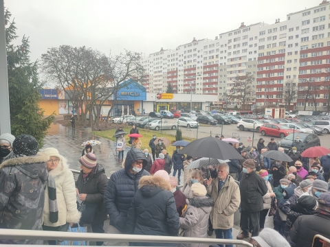 Legnica: Mieszkańcy manifestują przed największą spółdzielnią w mieście - 1