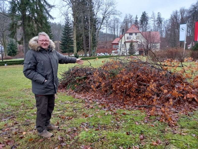 Leśnicy z Jugowa pomagają jeżom przetrwać zimę - fot. Barbara Szeligowska