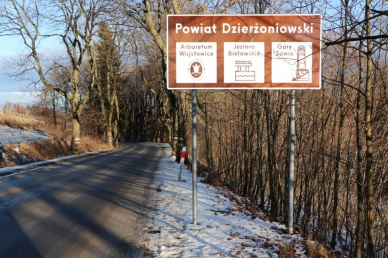 Stawiają tablice na drogach. Mają pomóc promować powiat dzierżoniowski - fot: Starostwo Powiatowe w Dzierżoniowie.